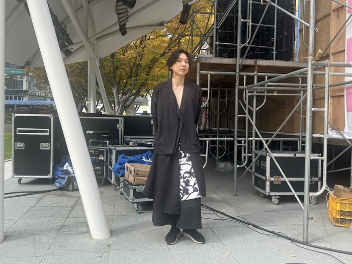 지난 8일 2·28기념중앙공원 중앙무대에서 만난 밴드 하즈(HASE)의 드러머 하경호(호야)가 포즈를 취하고 있다. <사진=정수민기자>