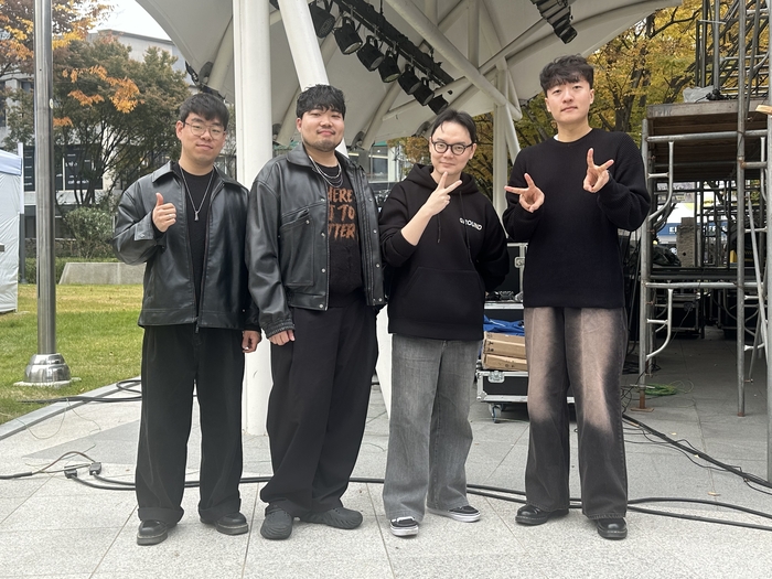 지난 8일 2·28기념중앙공원 중앙무대에서 만난 밴드 퍼플오션이 포즈를 취하고 있다. <사진=정수민기자>