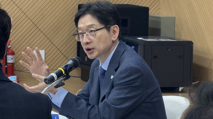 14일 김경수 지방시대위원장이 대구 수성알파시티에서 열린 지산학연 간담회에서 질의에 답변하고 있다. 이동현 기자