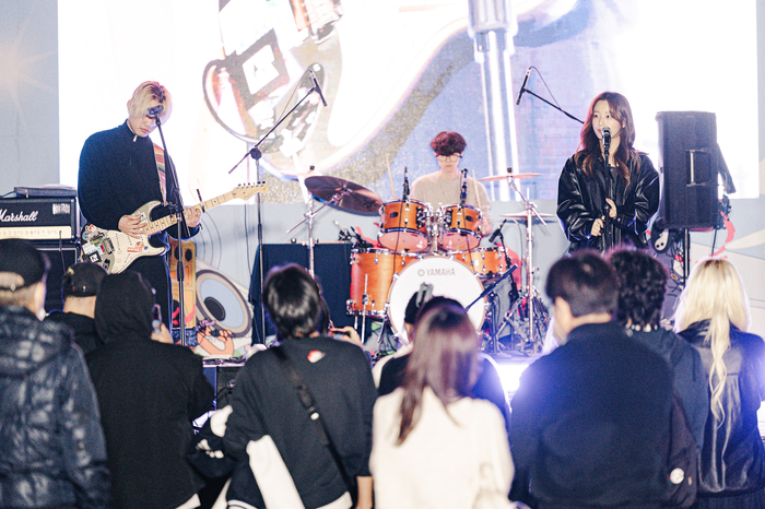 지난 7일 2·28기념중앙공원 중앙무대에서 열린 2025 대구인디싸운드페스티벌에서 대구 인디밴드 비제로가 무대를 하고 있다. <인디053 제공>