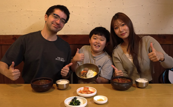 대구 10미 시식단으로 나선 칠레 출신 외국인 크리스티안씨, 대구 관남초 5학년 김도이 군, 경기도 출신 직장인 서영현씨(사진 왼쪽부터)가 따로국밥을 맛본 후 기념사진을 남기고 있다. 박지현기자 lozpjh@yeongnam.com