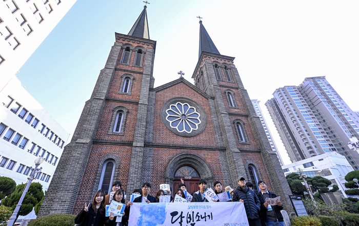 지난 15일 대구 중구 계산성당 앞에서 달빛소나기 참가자들이 기념 촬영을 하고 있다. 이현덕기자 lhd@yeongnam.com