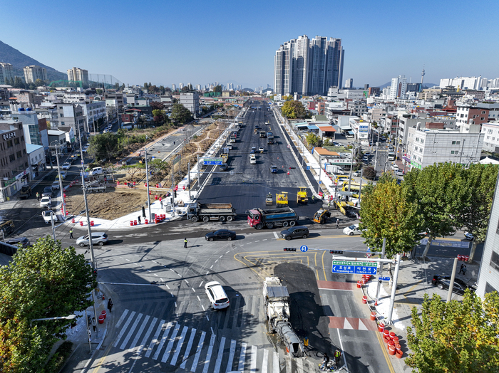15일 대구 3차순환도로 동편구간에서 공사 관계자들이 대덕로와 연결되는 접속부 포장 작업을 진행하고 있다. 20일 이 구간이 개통되면 미군 부대에 막혀 있던 수십 년의 단절이 해소돼 대구 도심 순환축의 흐름이 온전히 복원될 전망이다.
이현덕기자 lhd@yeongnam.com