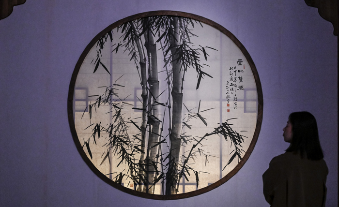 지난 14일 대구간송미술관 기획전 삼청도도 – 매·죽·난 회화 전시실에서 달빛소나기 참가자가 묵죽도 작품을 바라보고 있다. 이현덕기자 lhd@yeongnam.com