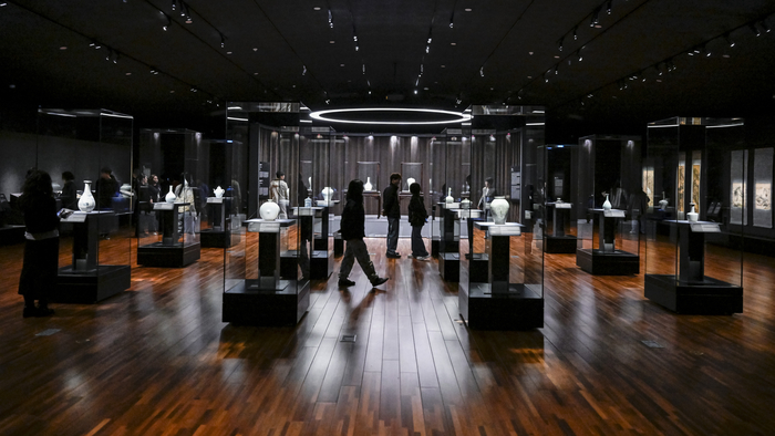 지난 14일 대구간송미술관 도자 상설전시실에서 달빛소나기 참가자들이 백자와 청자 등 주요 소장품을 둘러보고 있다. 이현덕기자 lhd@yeongnam.com