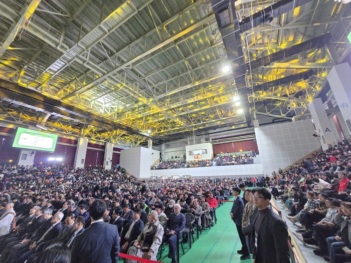 박정희 대통령 탄신 108돌 기념 문화행사가 14일 경북 구미시 복합스포츠센터에서 열렸다. 이날 박근혜 전 대통령, 이철우 경북도지사, 김장호 구미시장, 구자근·강명구·이만희·유영하 국회의원과 박정희 대통령 추모 단체, 시민 등 3천여명이 참석했다. <박용기 기자>