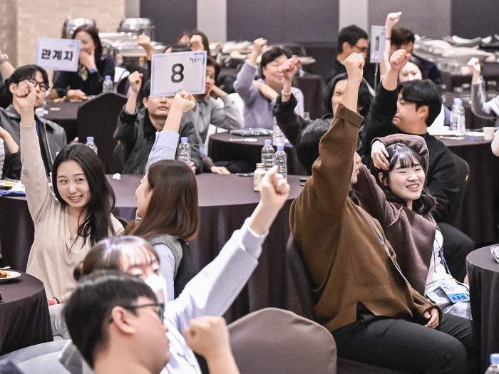 지난 14일 대구 북구 인터불고 엑스코에서 열린 달빛소나기 프로그램에 참여한 참가자들이 퀴즈 정답을 맞히기 위해 앞다퉈 손을 들며 적극적으로 참여하고 있다. 이현덕기자 lhd@yeongnam.com