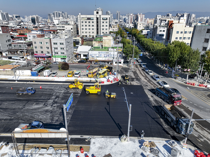15일 대구 3차순환도로 동편구간에서 공사 관계자들이 대덕로와 연결되는 접속부 포장 작업을 진행하고 있다. 20일 이 구간이 개통되면 미군 부대에 막혀 있던 수십 년의 단절이 해소돼 대구 도심 순환축의 흐름이 온전히 복원될 전망이다.
이현덕기자 lhd@yeongnam.com