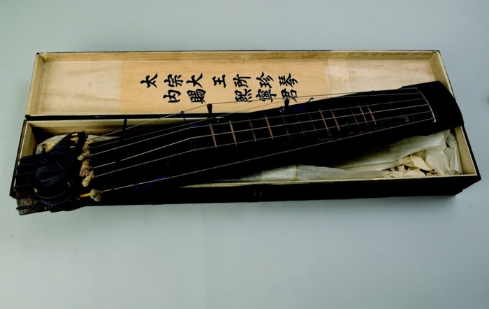 보관함에 담긴 희령군 어사금. 거문고 뒷면에는 내사(內賜) 희령금(熙寧琴)이라는 글씨가 쓰여 있다. <예천박물관 소장>