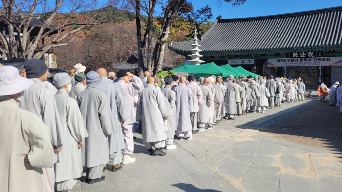지난 14일 동화사 재직·재적 스님들이 신임 주지 투표에 나서기 위해 동화사 설법전 앞에서 줄을 서 있다.<임훈기자 hoony@yeongnam.com>
