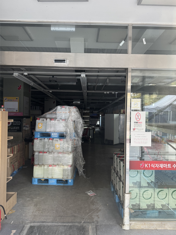 K1식자재마트 부도가 단순히 지역의 한 마트가 폐업한 게 아니라 지역 식자재 유통망 전체에 영향을 주고 있다는 점에서 우려가 나온다. 사진은 16일 오후 2시 부도로 폐업한 K1식자재마트 본점(수성점) 입구 모습. 이남영기자 lny0104@yeongnam.com