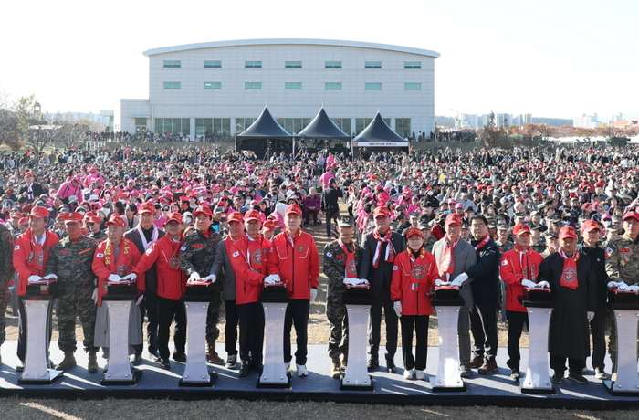 지난 15일 해병대 1사단에서 열린 개막식 퍼포먼스 모습. 포항시 제공
