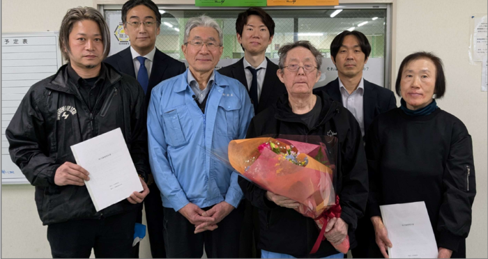 스미토모 히사시 (왼족 첫째) <주>스미토모 대표가 오사카상공회의소 사업승계·인계지원센터의 도움으로 야마모토제대소 인수 협약식을 마친 뒤 기념촬영을 하고 있다. <오사카상의 제공>