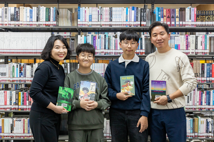 칠곡군립도서관에서 독서를 즐기고 있는 오씨 가족의 모습. 온 가족이 함께 도서관을 찾는 것이 일상이 됐다.<칠곡군 제공>