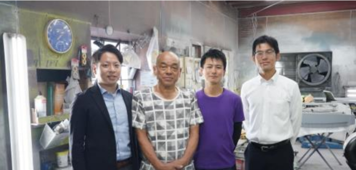 고바야시 마사토시(왼쪽 둘째) 고바야시 오토 대표와 사노 토모카즈 (왼쪽 셋째)가 오사카상공회의소 관계자들과 기념촬영을 하고 있다. <오사카상의 제공>