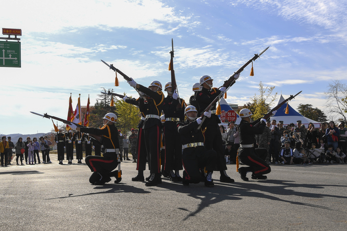 16일 해병대 1사단 내에서 진행된 의장대 공연 모습. 해병대 1사단 제공