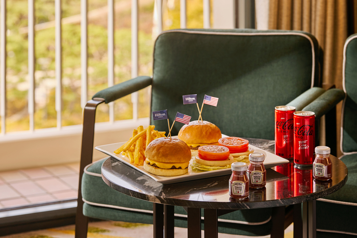 힐튼경주가 2025 APEC을 기념해 출시한 트럼프 치즈버거 세트. APEC 기간 트럼프 미국 대통령이 실제로 인룸다이닝에서 주문한 메뉴를 기반으로 구성됐으며, 출시 직후 호텔 시그니처 상품으로 주목받고 있다. 힐튼경주 제공