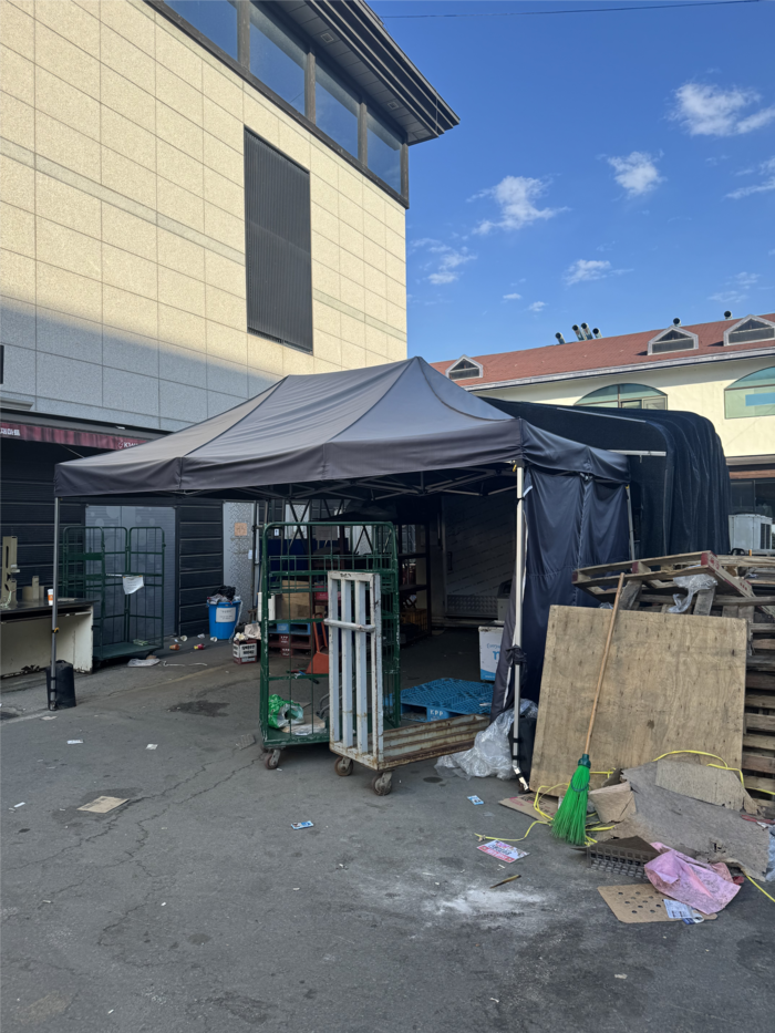 대구 수성구 K1식자재마트 본점 앞마당이 지난 13일 부도 이후 아수라장이 됐음을 보여주고 있다. 이남영기자