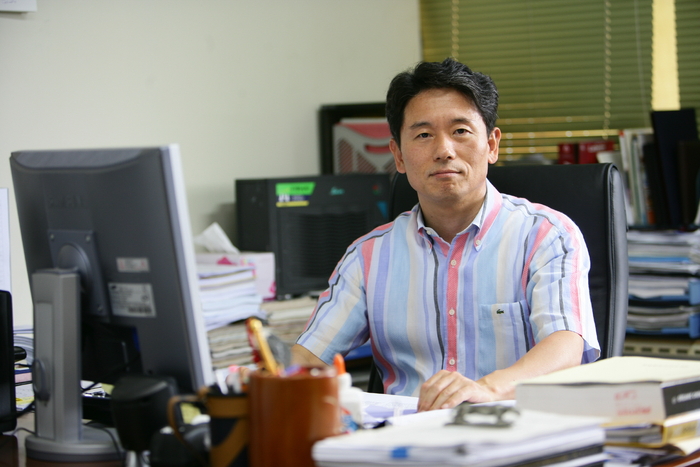 분자인지와 형광 감지 분야 세계적인 권위자인 안교한 포스텍 명예교수. 안 교수의 연구는 알츠하이머의 조기진단 가능성을 열었다. 경북도 제공