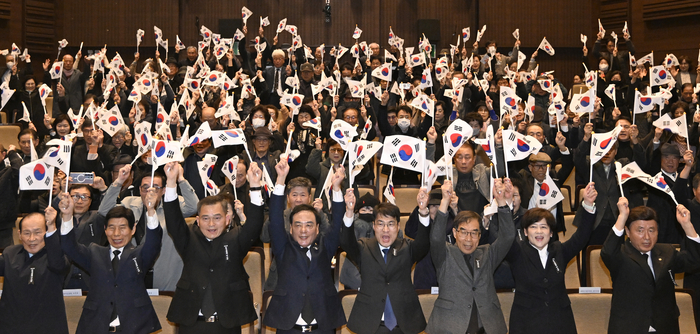 17일 오전 대구 달서구 대구문화예술회관에서 열린 제86회 순국선열의 날 기념식에서 김정기 대구시장 권한대행 행정부시장을 비롯한 참석자들이 만세삼창을 하고 있다. 
이윤호기자 yoonhohi@yeongnam.com