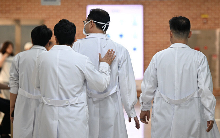 대구의 대학병원 의료진들이 이동하는 모습이다. 영남일보 DB