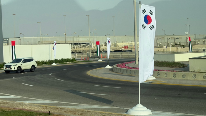 17일 오후 아랍에미리트(UAE) 아부다비 자이드 공항 주변 도로에서 태극기와 UAE 국기가 설치된 모습. 아부다비 시내로 향하는 주요 도로 곳곳에 태극기를 쉽게 확인할 수 있었다. 정재훈기자 jjhoon@yeongnam.com