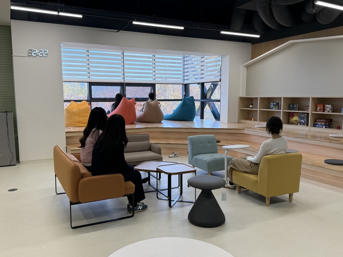 17일 오후 찾은 대구 서구 청년마당 내 마련된 커뮤니티실에서 지역 청년들이 시설을 둘러보고 있다. 구경모기자