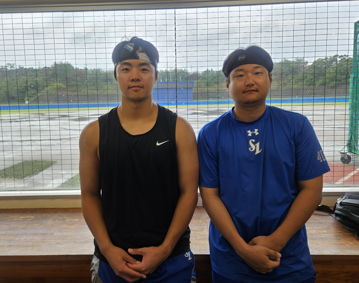 일본 오키나와에 위치한 아카마구장에서 삼성 라이온즈 김무신(왼쪽)과 최지광이 인터뷰 중이다. 정지윤기자 yooni@yeongnam.com