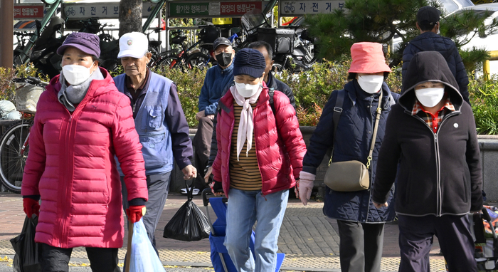 17일 오전 대구 남구 성당네거리 횡단보도에서 시민들이 두터운 옷을 입고 이동하고 있다. 대구기상청 관계자는 북쪽에서 유입되는 찬 공기의 영향으로 18일 대구·경북 대부분 지역의 아침 기온이 영하권으로 추운 날씨가 이어지겠으며 낮은 기온과 급격한 기온 변화로 인한 건강관리에 유의하기 바란다고 예보했다.
이윤호 기자 yoonhohi@yeongnam.com
