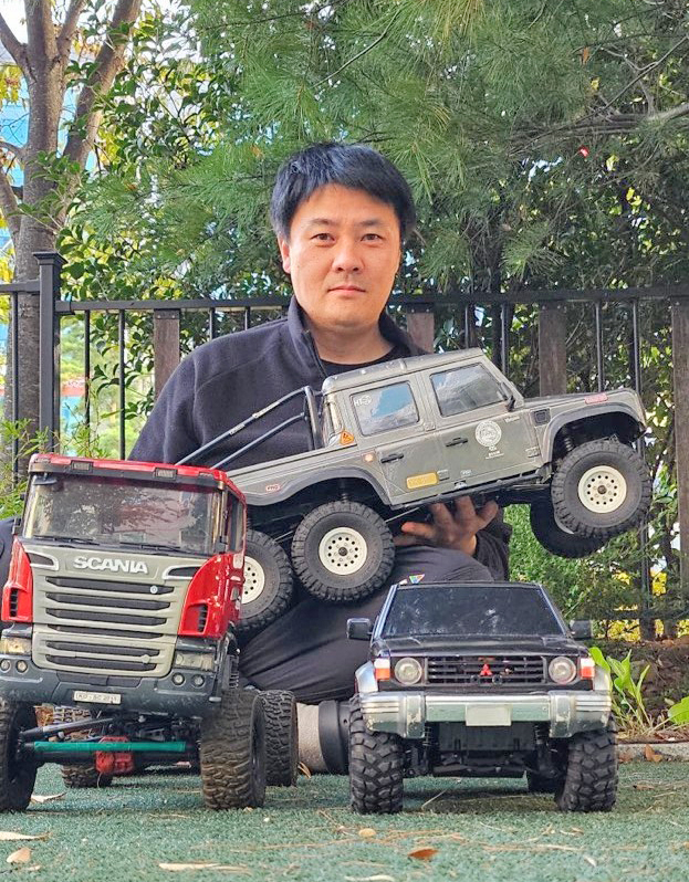 RC카 마니아 전진수씨가 자신이 소유한 RC카와 함께 포즈를 취하고 있다. <전진수씨 제공>