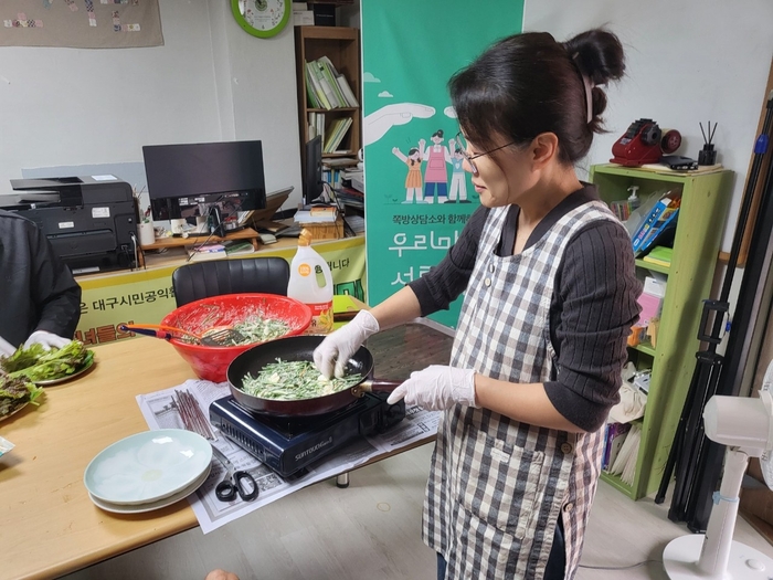 대구 서구 만평주민도서관에서 밥상 공동체 활동을 하는 정민예씨.  <정민예씨 제공>