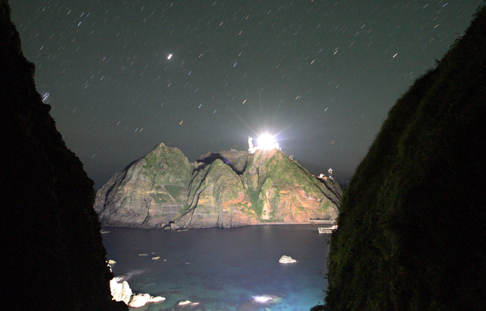 동쪽 바다 끝 독도(獨島). 칠흑 같은 어둠을 뚫고, 한 줄기 등대의 불빛이 망망대해를 밝히고 있다. 독도 서도에서 동도를 바라보며. 박진관 기자 pajika@yeongnam.com