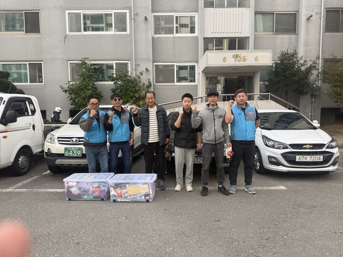 구미강동로타리클럽 회원 일부와 도움자리 봉사단은 옥계에덴타운 한부모가정의 주거정비를 도왔다. 봉사활동을 마친 회원들이 화이팅을 외치고 있다. <구미강동로타리클럽 제공>