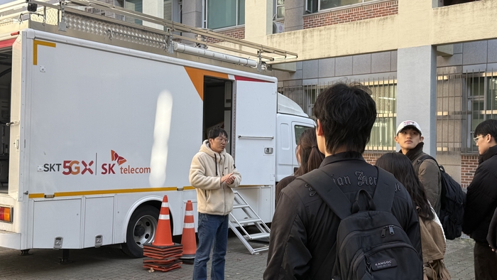 경북대 학생들이 18일 경북대에서 열린 한국전자통신전파진흥원의 통신·전파기술 실무 특강에서 SK O&S 관계자의 설명을 듣고 있다. 이동현 기자