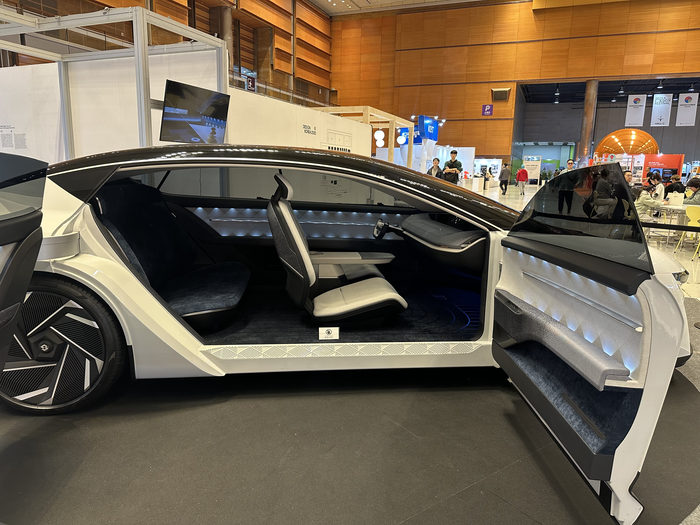 서연이화의 AI 기반 전기 세단 콘셉트카 오아시스 비전 2030 차 내부.