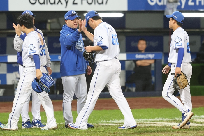 박진만 삼성 라이온즈 감독이 선수들을 격려하고 있다. <삼성 라이온즈 제공>