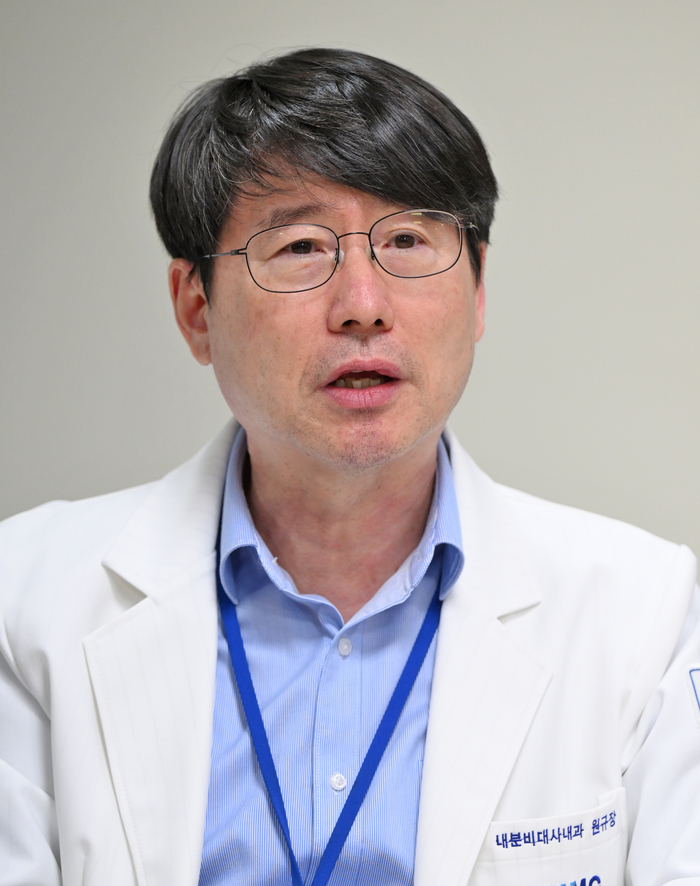 원규장 영남의대 학장이 18일 영남일보와의 인터뷰에서 의학교육 혁신 방향과 전주기 의사과학자 양성 체계에 대해 설명하고 있다.이지용기자 sajahu@yeongnam.com