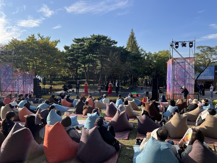 대구 도심 명소에서 펼쳐진 프린지 콘서트 모습. <대구오페라하우스 제공>