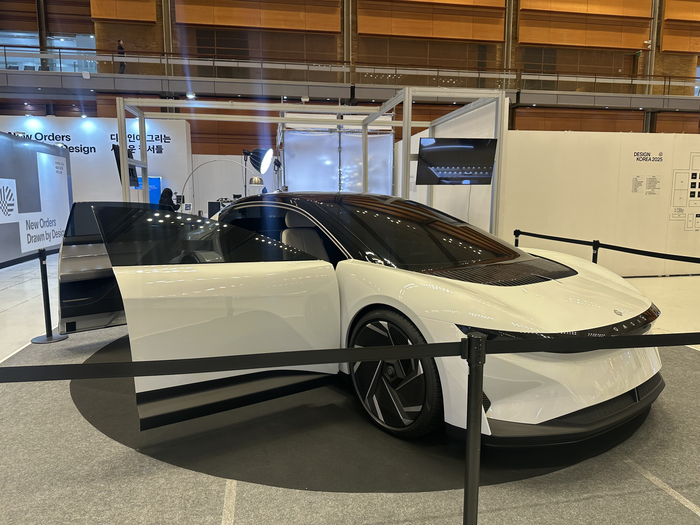 서연이화의 AI 기반 전기 세단 콘셉트카 오아시스 비전 2030.