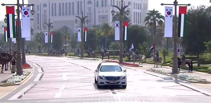 18일 이재명 대통령이 탑승한 차량이 아부다비 대통령궁 인근으로 진입하고 있다. 아부다비TV 영상 캡처