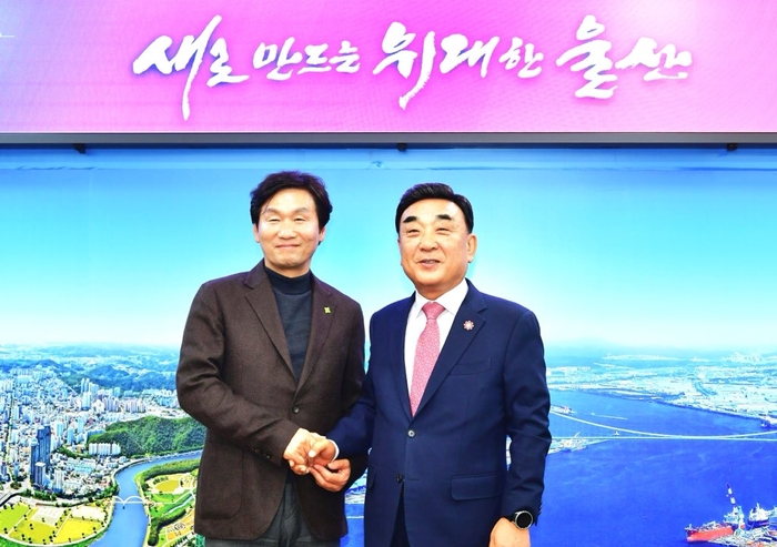 17일 울산시청을 방문한 조현일 경산시장과 김두겸 울산시장이 경산~울산 간 고속도로 신설을 위해 총력을 기울이기로 합의했다. <경산시 제공>