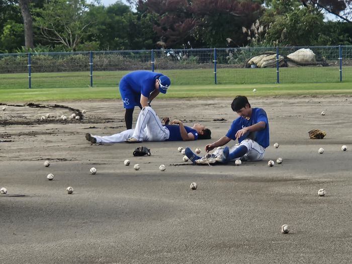 일본 오키나와에 위치한 아카마구장에서 박진만 삼성 라이온즈 감독의 펑고 훈련을 받은 내야수들. 정지윤기자 yooni@yeongnam.com
