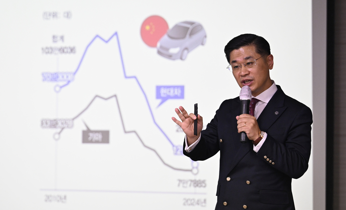 최동규 <주>퀀텀퍼스펙티브 대표이사가 지난 18일 오후 대구 동구 영남일보 대강당에서 열린 영남일보 CEO 아카데미에서 초불확실성시대,우리는 어떻게 대응할 것인가?-불확실성을 돌파하는 변화관리 리더십을 주제로 강연하고 있다.
이윤호기자 yoonhohi@yeongnam.com