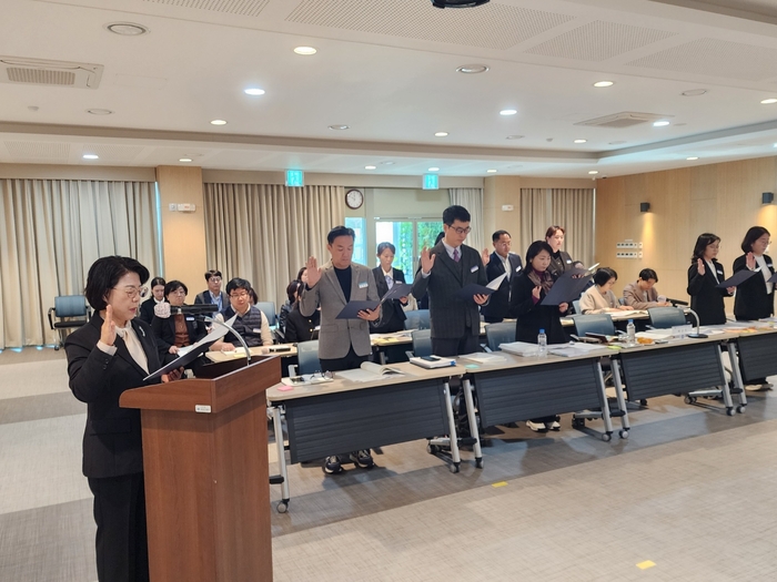 지난 17일 경북여성정책개발원에서 열린 경북도의회 행정보건복지위원회 행정사무감사에 앞서 하금숙 원장과 임직원들이 선서를 하고 있다. <장석원기자 history@yeongnam.com>