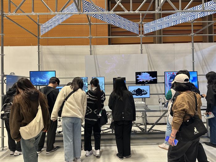 지난 15일 디자인코리아를 찾은 관람객들이 전시된 제품을 관람하고 있다.