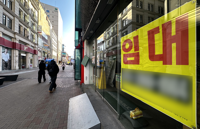 18일 대구 중구 동성로의 한 상가 건물에 임대 현수막이 붙어있다. 박지현기자 lozpjh@yeongnam.com