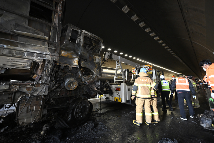 18일 오후 12시 34분쯤 경북 고령군 성산면 오곡리 중부내륙고속도로 양평 방면 고령2터널에서 화물차 연쇄 추돌과 함께 화재가 발생해 1명이 숨졌다. 화물차 3대가 잇따라 부딪히며 이중 1대가 전소했다. 경찰과 소방당국은 정확한 사고 원인과 피해 규모를 조사할 예정이다. 18일 오후 사고가 난 고령2터널에서 소방관들과 한국도로공사직원들이 화재가 난 차량을 살펴보고 있다.
이윤호 기자 yoonhohi@yeongnam.com