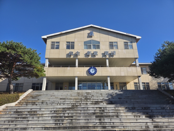 지난 9월 석면철거가 진행된 포항제철고등학교 관리동 전경. <전준혁 기자>