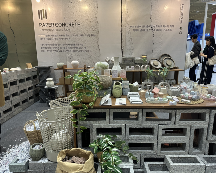 서울디자인페스티벌 내 페이퍼콘크리트 부스. 파쇄지를 활용한 소품을 만든다.