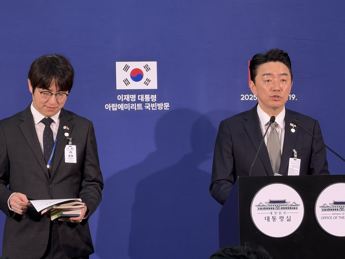 강훈식 대통령실 비서실장(오른쪽)과 하정우 AI미래기획수석 비서관이 18일 오후(현지시간) 아부다비 현지 프레스센터에서 브리핑을 하고 있다. 정재훈기자 jjhoon@yeongnam.com